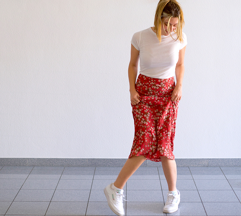 Kollegen tantzt im Büro